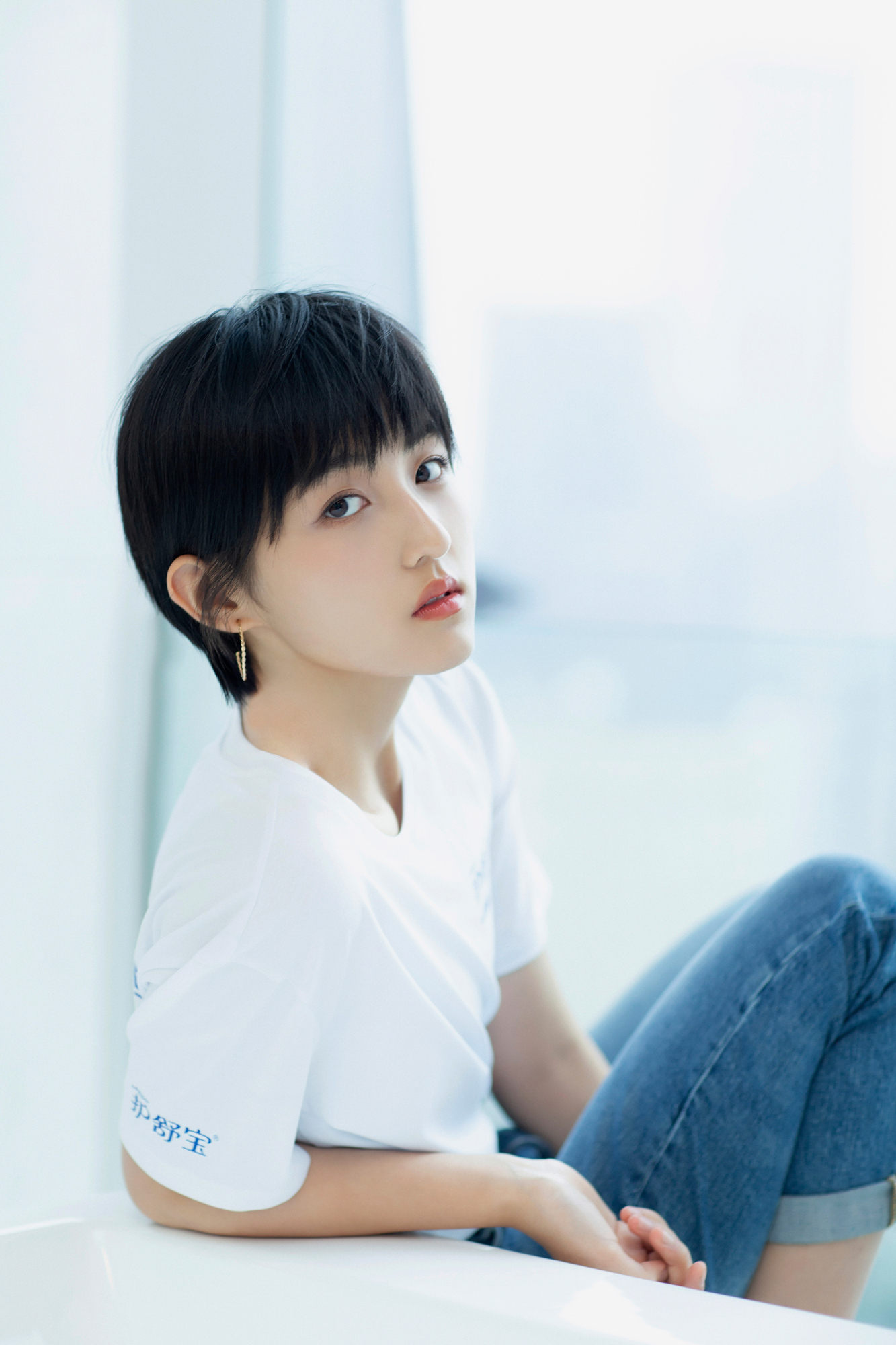 张子枫短发亮相成都见面会与粉丝默契互动尽展可爱亲和