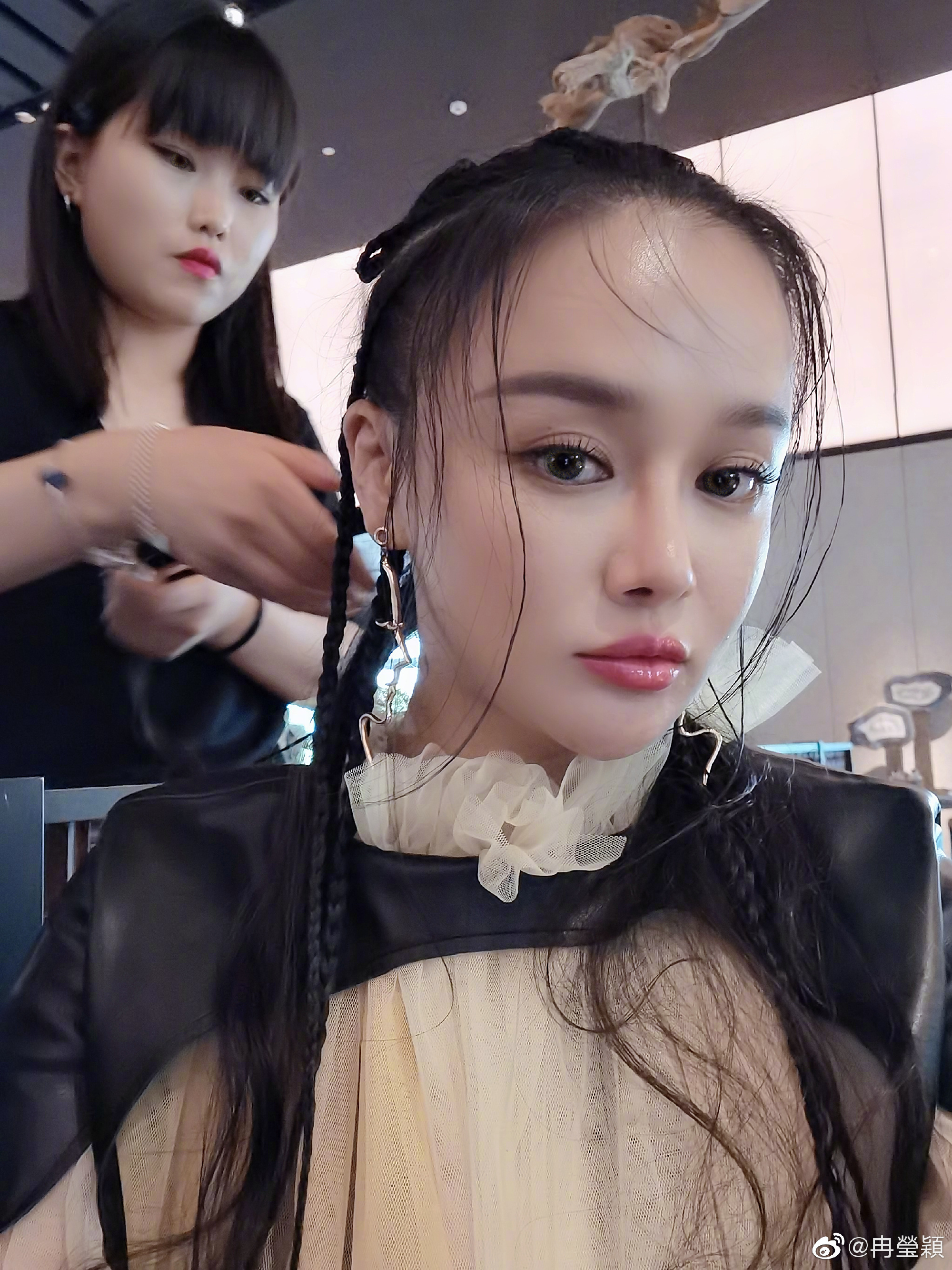 冉莹颖晒怼脸照嘴巴嘟嘟性感迷人被嘲硅胶脸拍大片秀傲人曲线