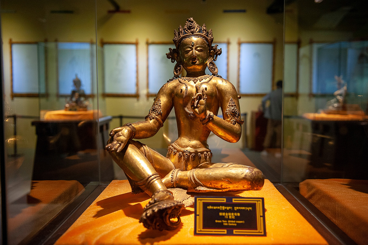 汉白玉卧佛,整体温婉细腻,由内而外无不透出精湛之美.