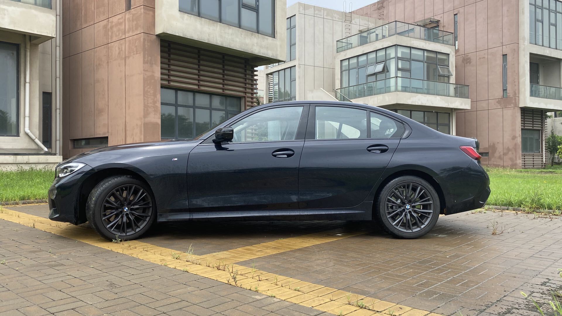 体验男生的"大玩具"试驾宝马330i曜夜版