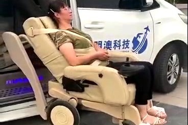 大通g10改装的进口电动福祉升降旋转轮椅