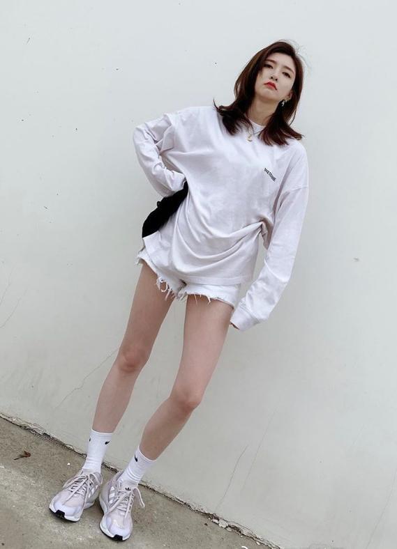 不得不说江疏影的硬件条件还是相当不错的,冷白皮肤色在众多女明星当