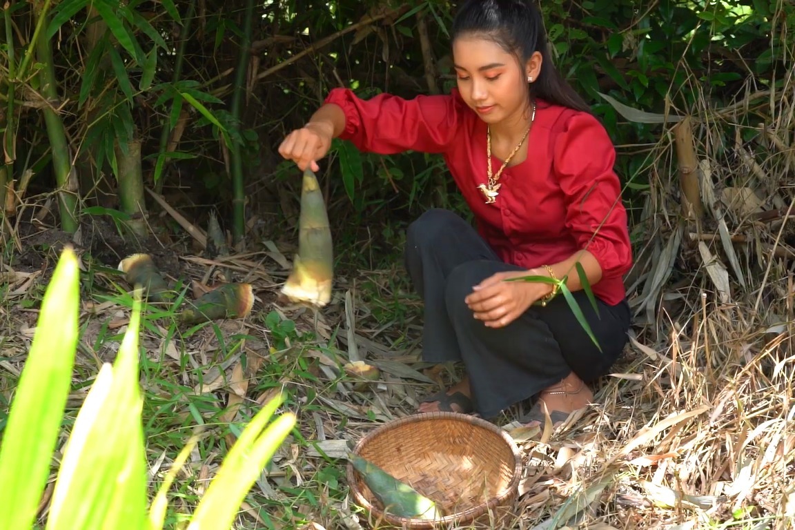 东南亚农村巧妇，野外挖竹笋，在自己的小屋炖鱼吃