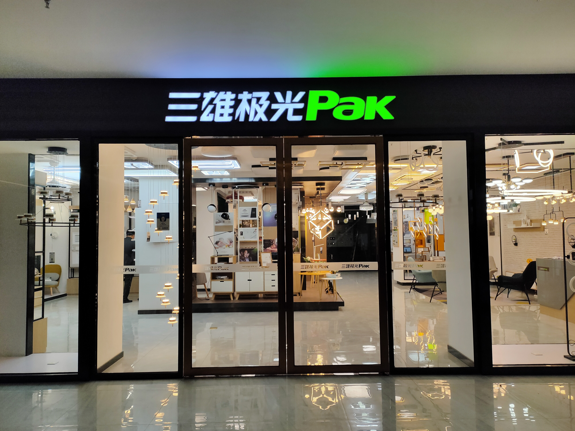 关店潮下三雄极光正忙着拓店!