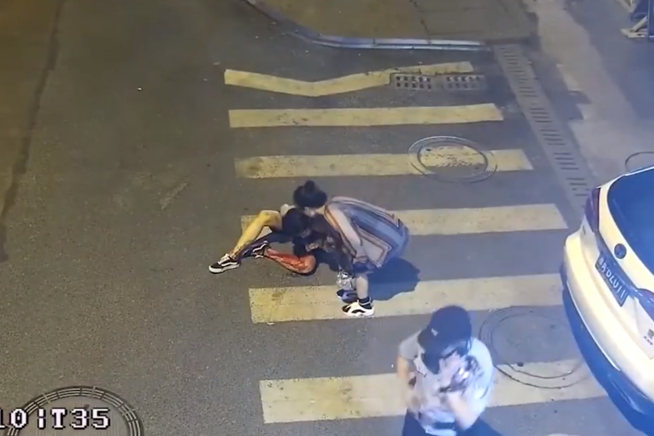 南京新街口驾车撞人并持刀捅人恶性事件背后的德与失？