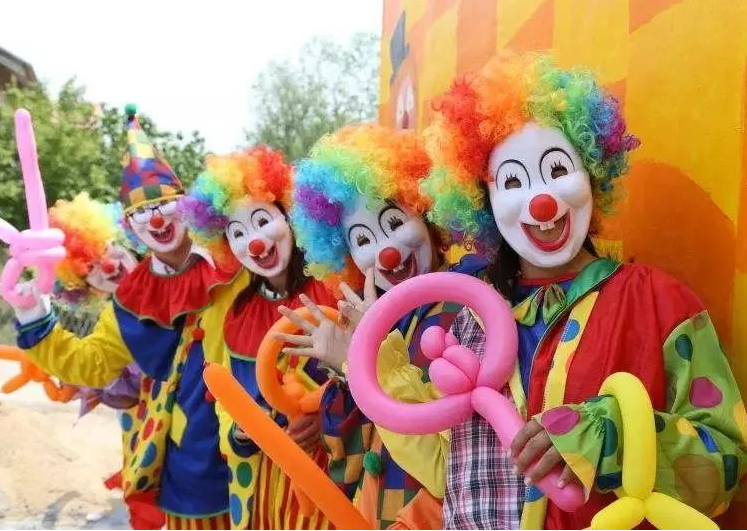 小丑互动表演,不精彩不让走的那种