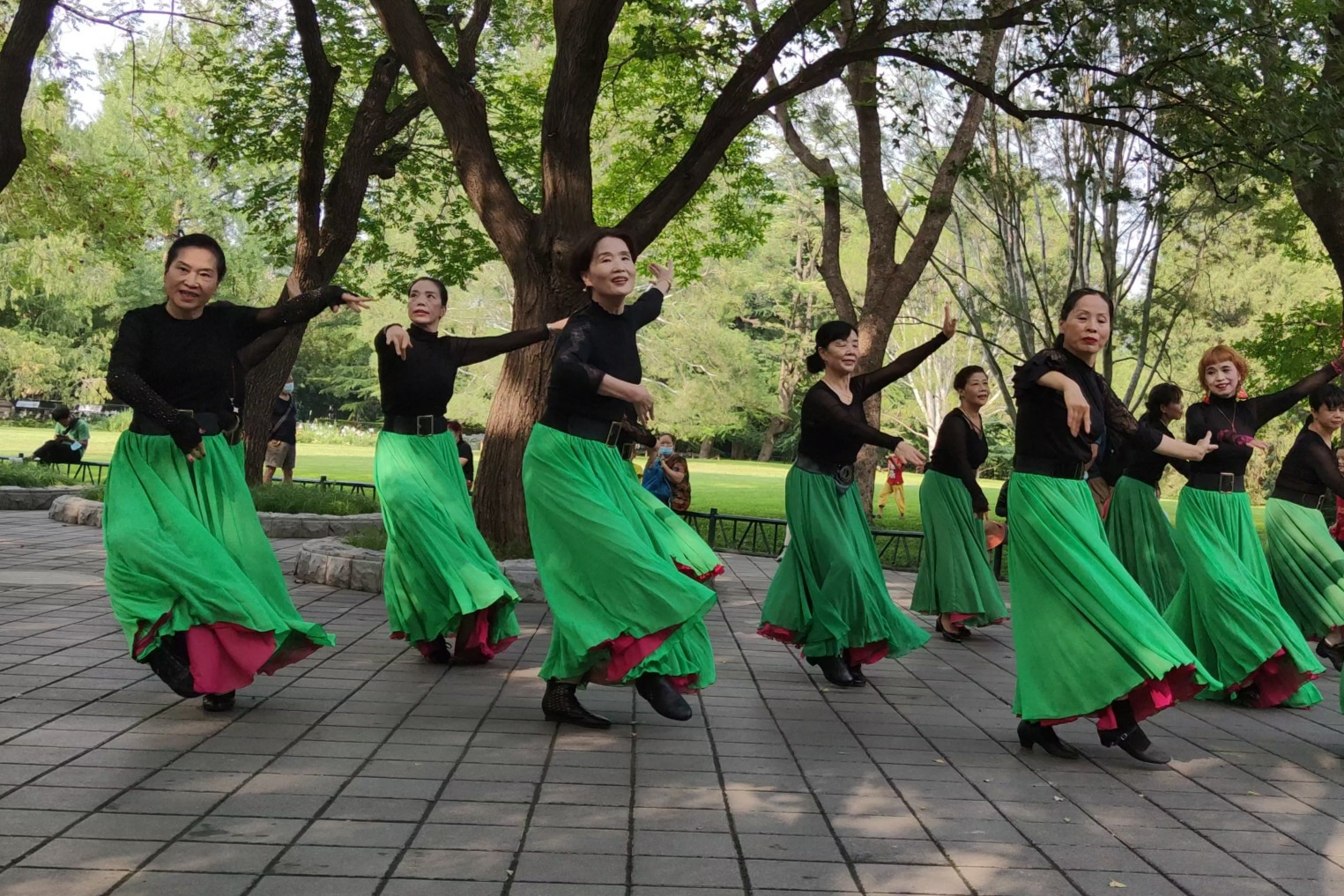 广场舞《想西藏》音乐动感，舞步简单好看，适合初学者
