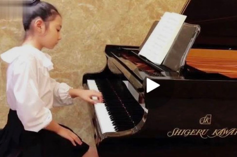 八岁钢琴公主李佳忆演奏《千与千寻》主题曲“永远常在”