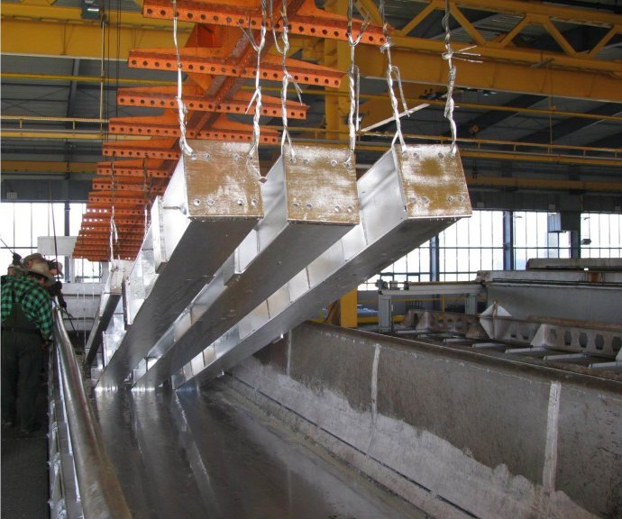 高碳钢热镀锌生产普遍采用溶剂法(干法)镀锌,其热镀锌生产工艺流程如