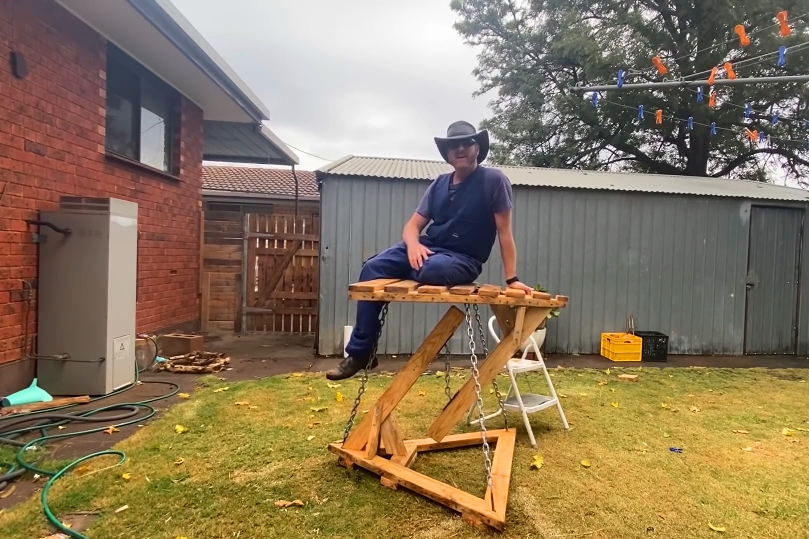 这不是魔术这个看似反重力的结构悬空状态下人可以站在上面