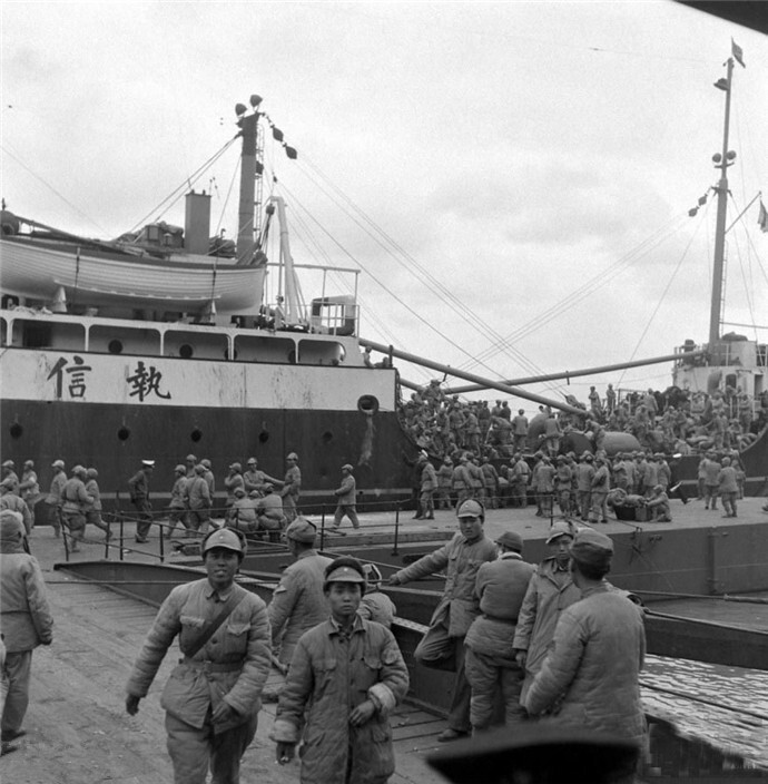 1948年淮海战役前国军在上海集结准备开赴战场