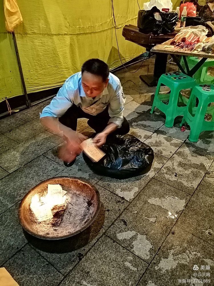 姑媽步入天堂之門 通宵達旦為她守靈