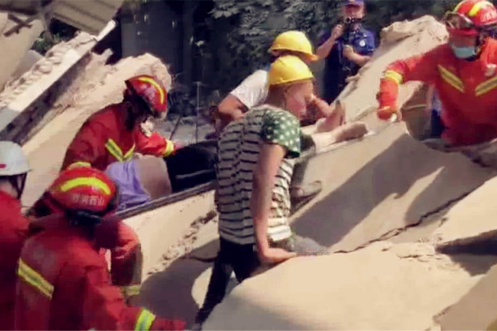 苏州酒店倒塌救援现场：伤者从废墟中被抬出_新闻频道_中华网