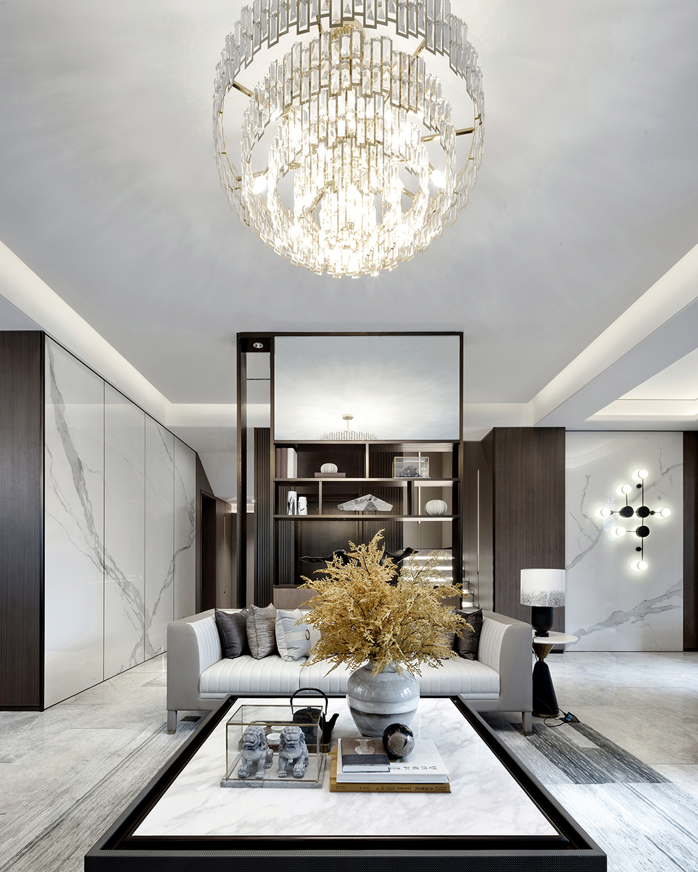 沙发后方的展示柜上,一面质地不凡的银镜完好地将光影细节映射而出