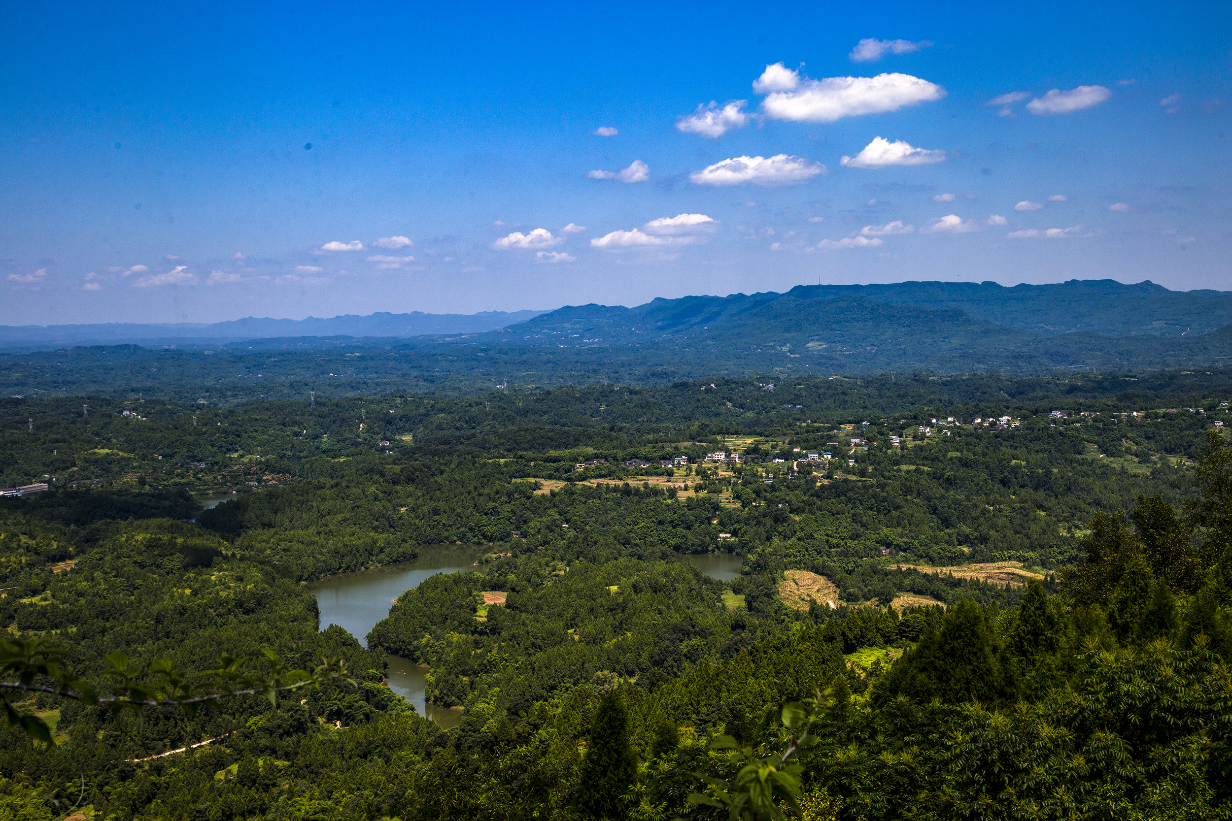 黄龙乡山清水秀风景优美,随着蜿蜒陡峭的山路进入黄龙乡首先映入眼帘