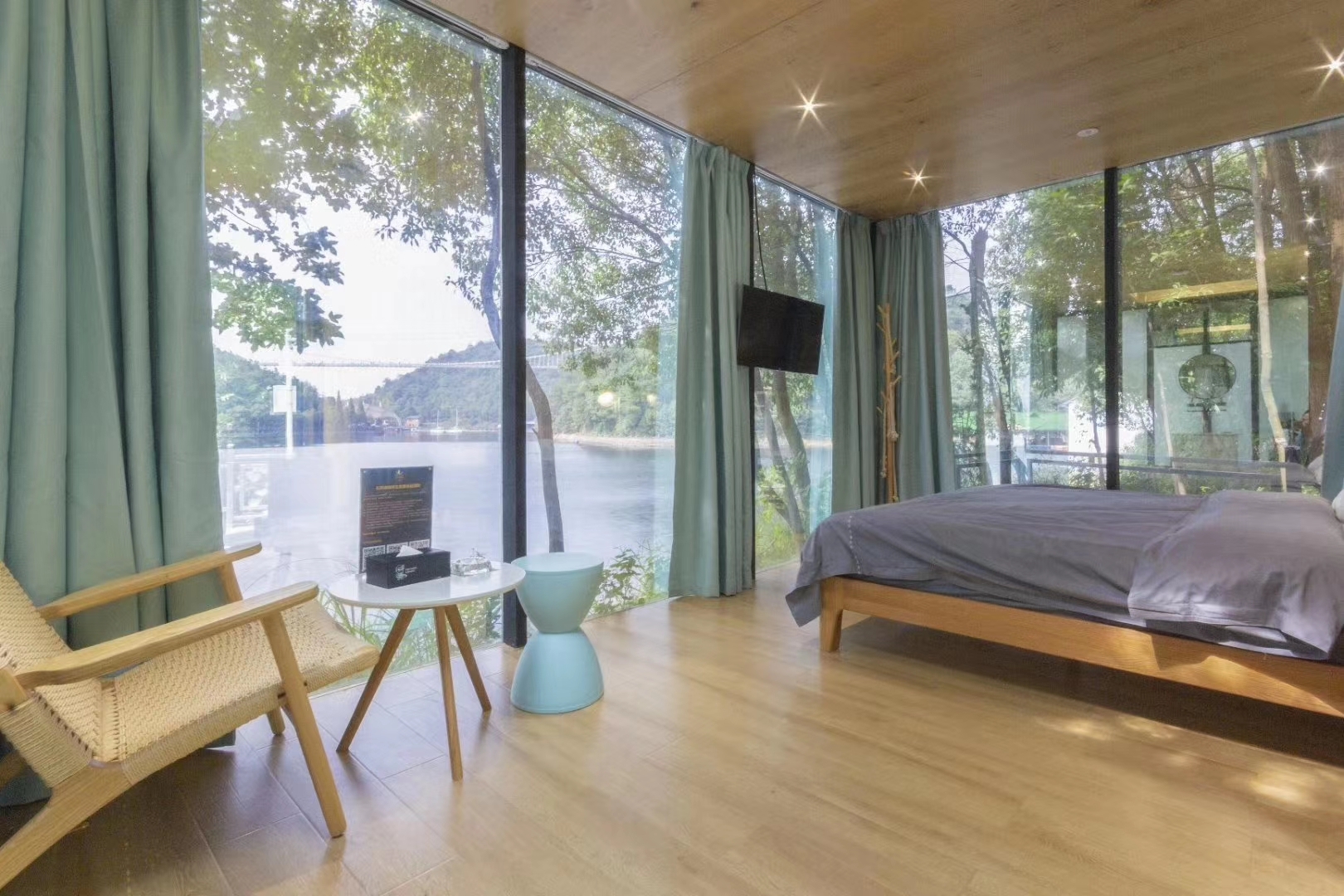 位于长沙石燕湖旅游区内,临湖独栋,全透明玻璃视角,可以一览湖面风景