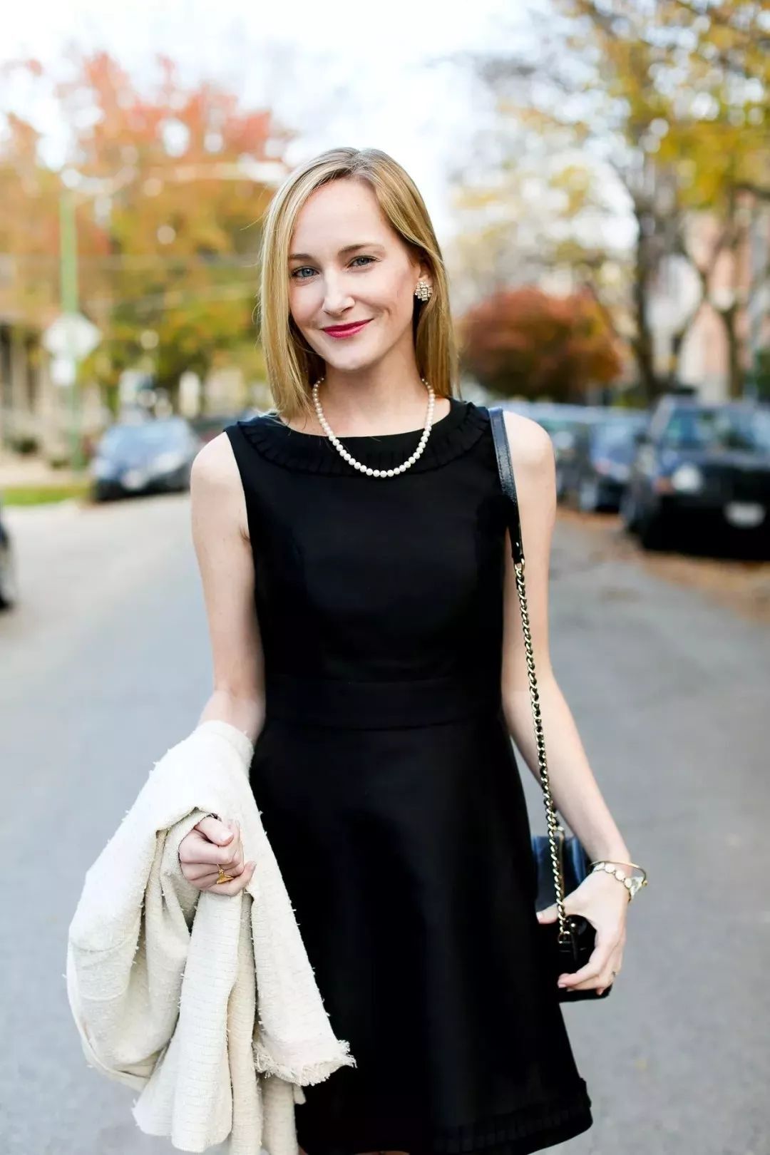 跟传统老气的珍珠手链相比,单珠的设计搭配纤细的k金链,更有细腻温柔