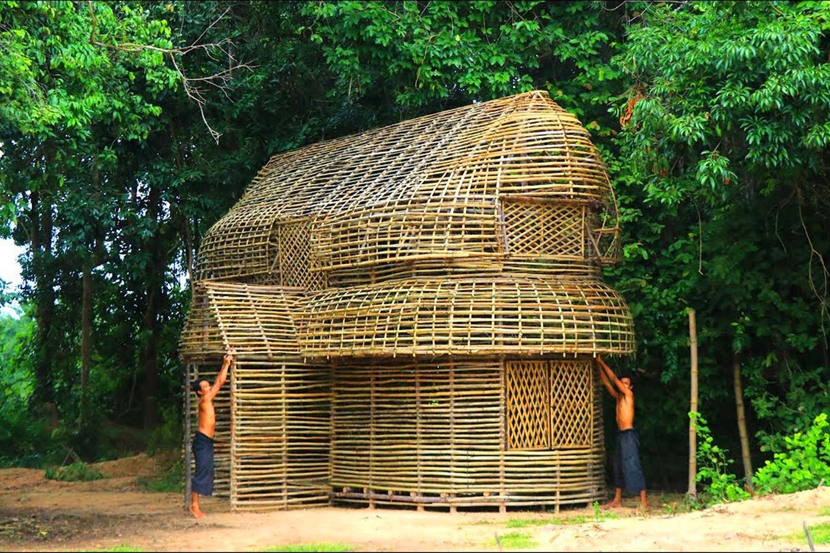 两兄弟野外建造竹楼,这手艺逆天了