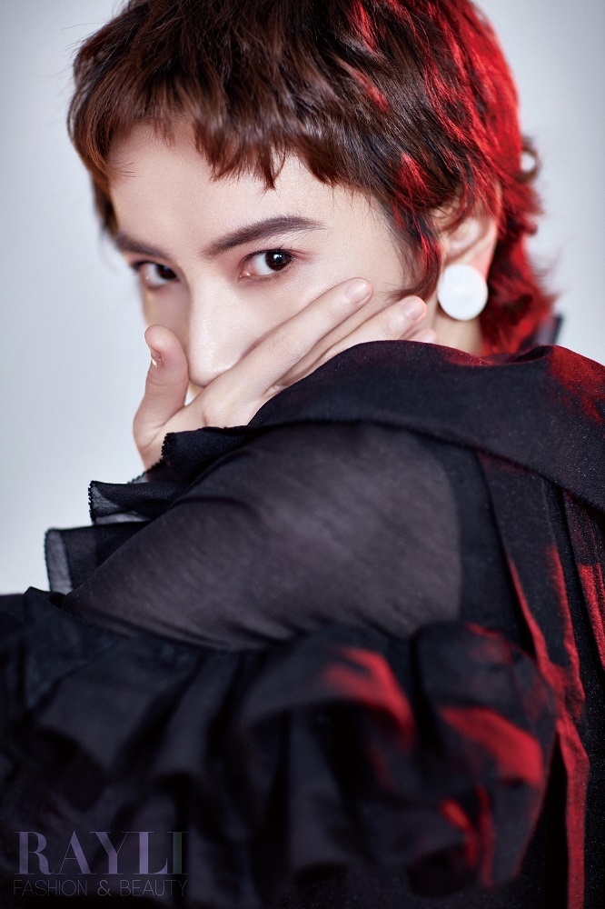 李媛短发封面大片曝光 妩媚飒爽明丽倜傥熟女不设限