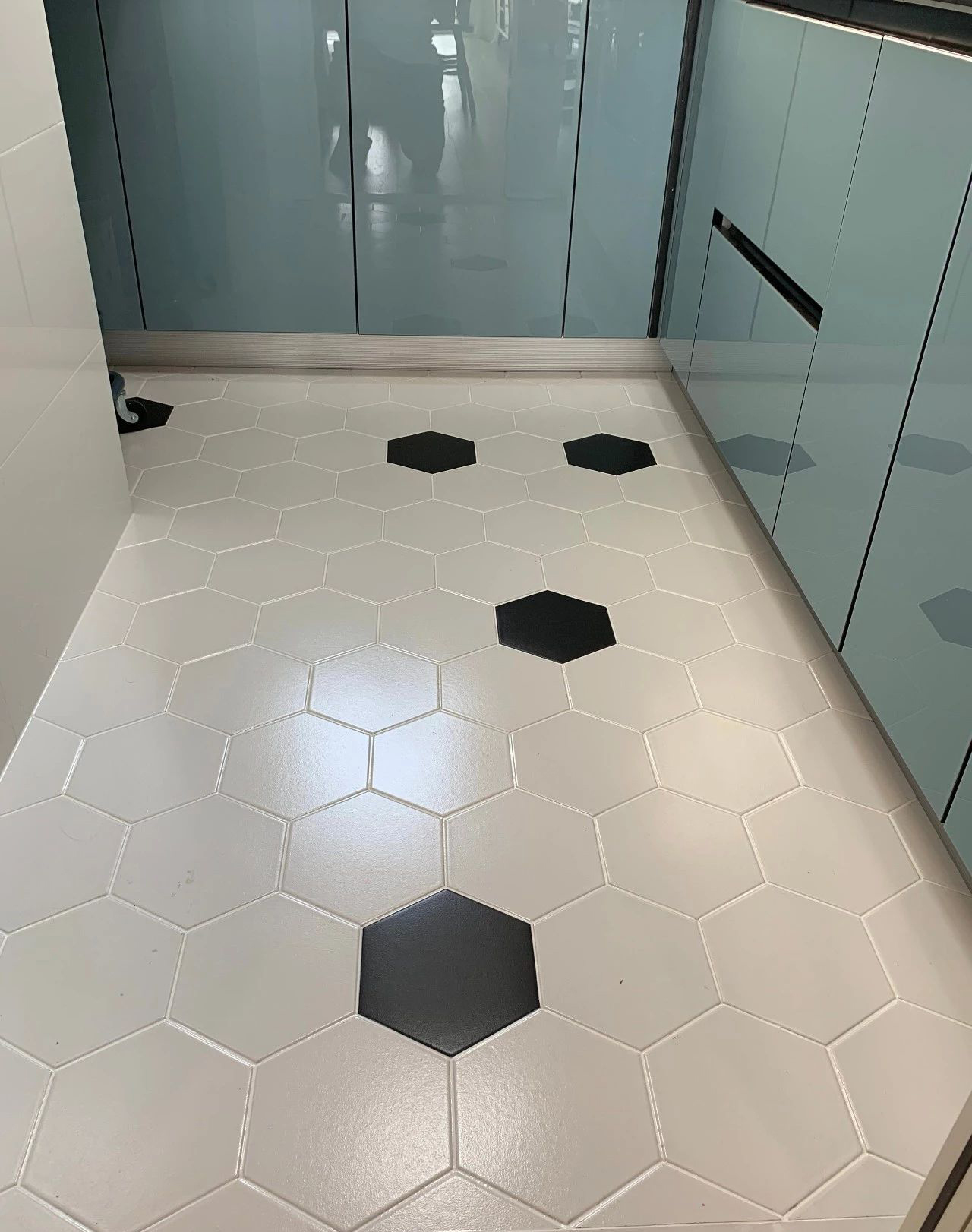 传统瓷砖一般倾向于横平竖直的铺设方式