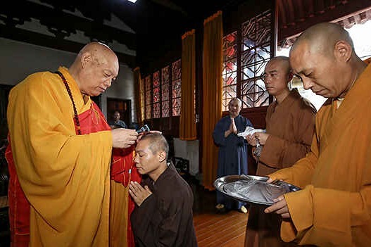 佛欢喜日 普陀山慧济禅寺3位净人剃度出家_凤凰网