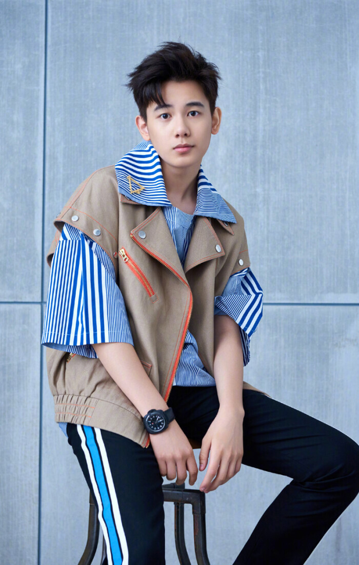 胡先煦简约穿搭佩戴腕表满满青春气息