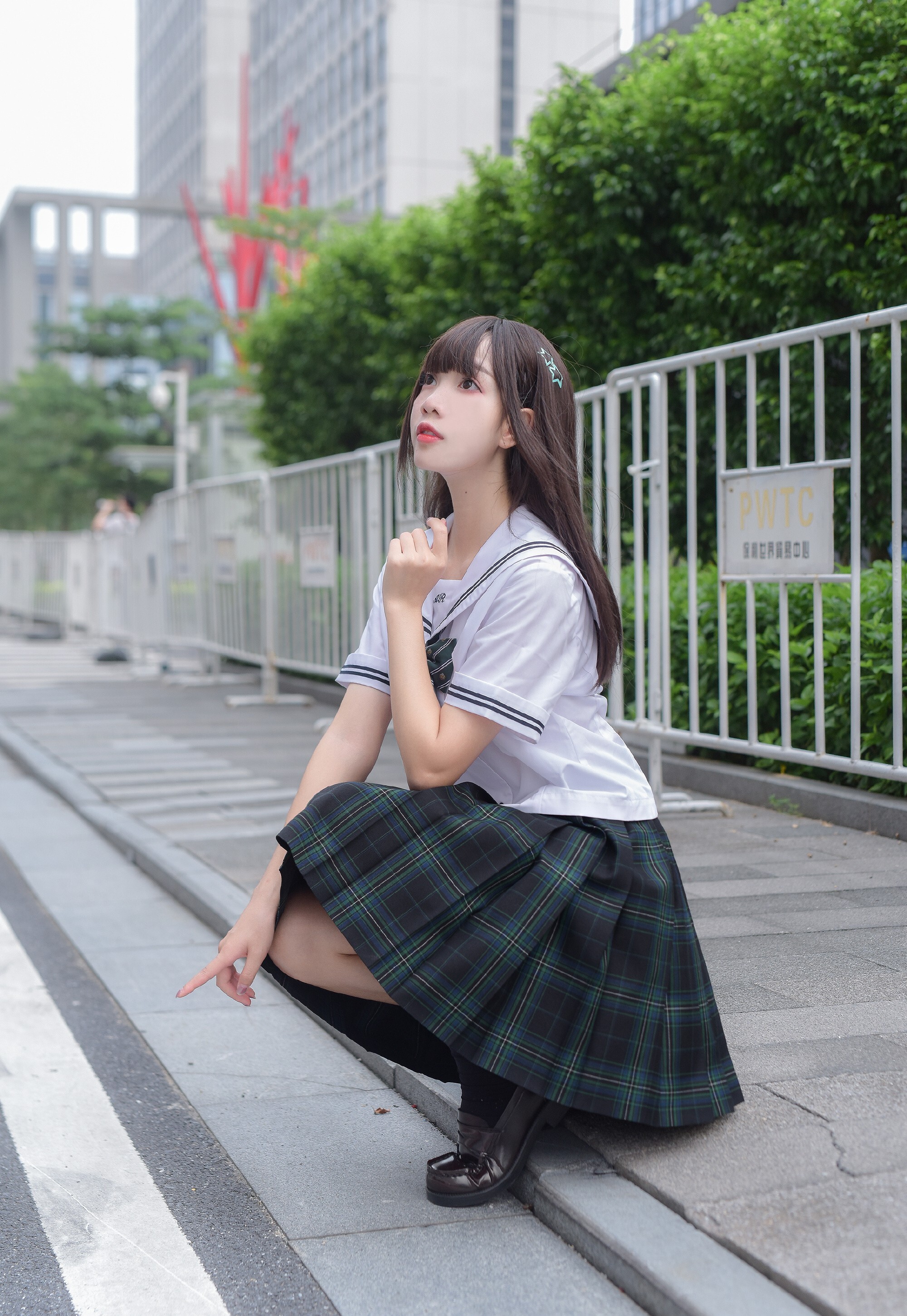 jk少女墨绿格裙配小短黑袜有点仙