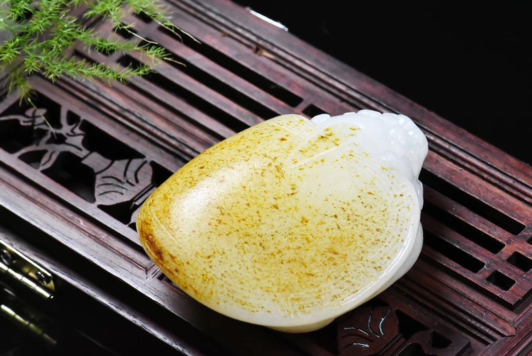 顾名思义来自韩国,是一种产于朝鲜半岛南部春川地区的一种软玉,又称作