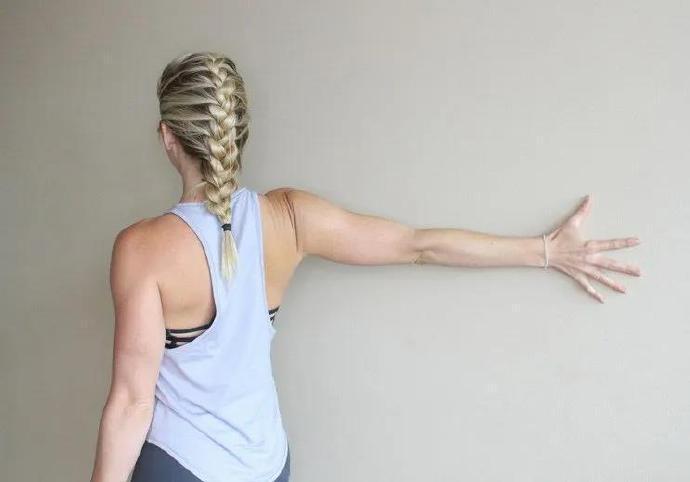 最近女明星都在练的直角肩 这几个动作很容易__凤凰网