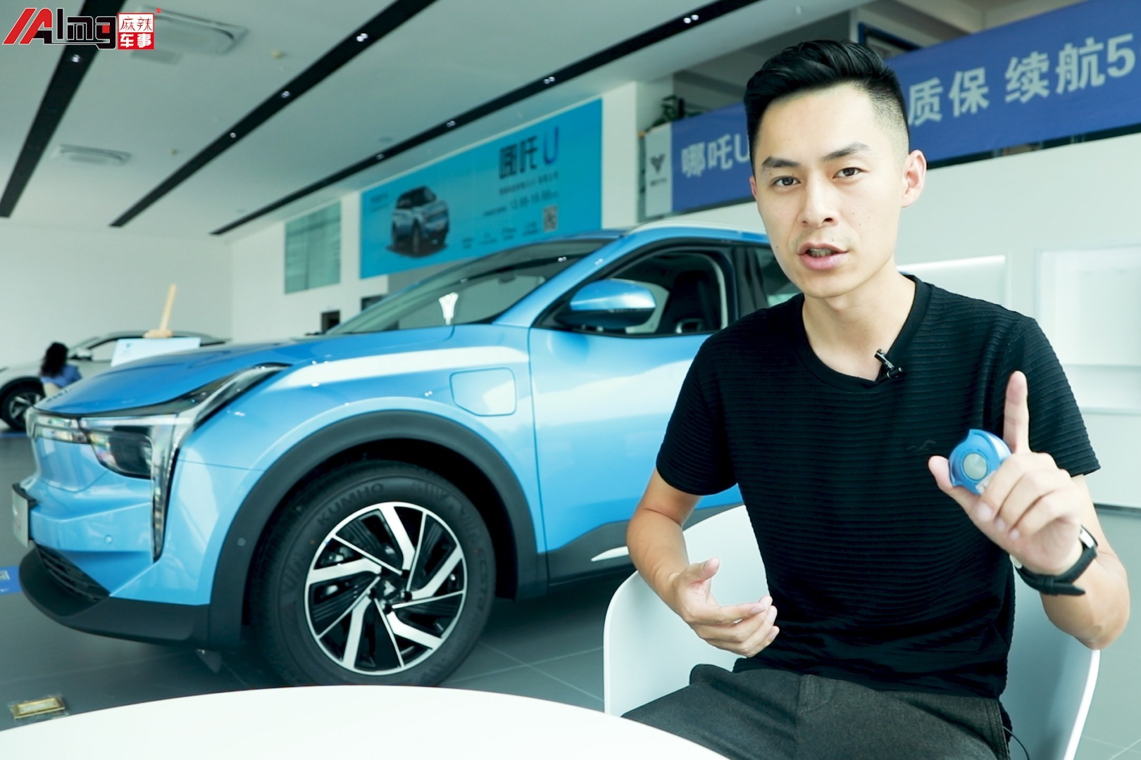 全身黑科技外加“透明A柱”，哪吒U到底是何方神圣？丨狗扑看车