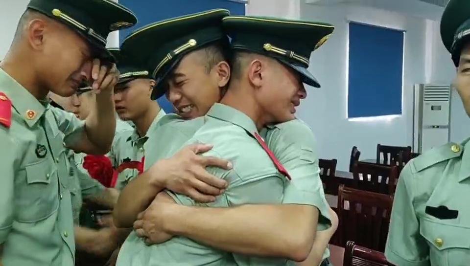 退伍季:退伍老兵宣布命令卸衔现场,硬汉瞬间成“泪人”。_凤凰网视频_凤凰网