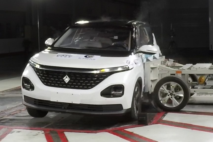 上汽通用五菱新宝骏RM-5时速50公里移动台车侧面碰撞测试