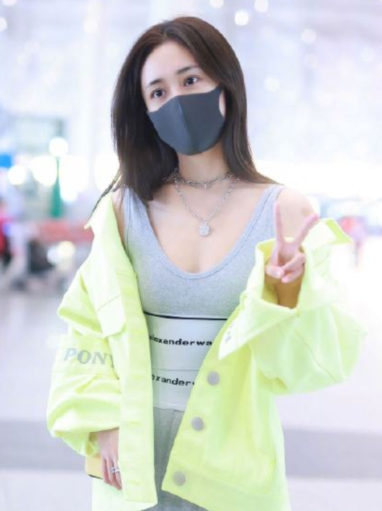 38岁刘芸现身机场低胸背心短裙大秀事业线修长细腿太打眼