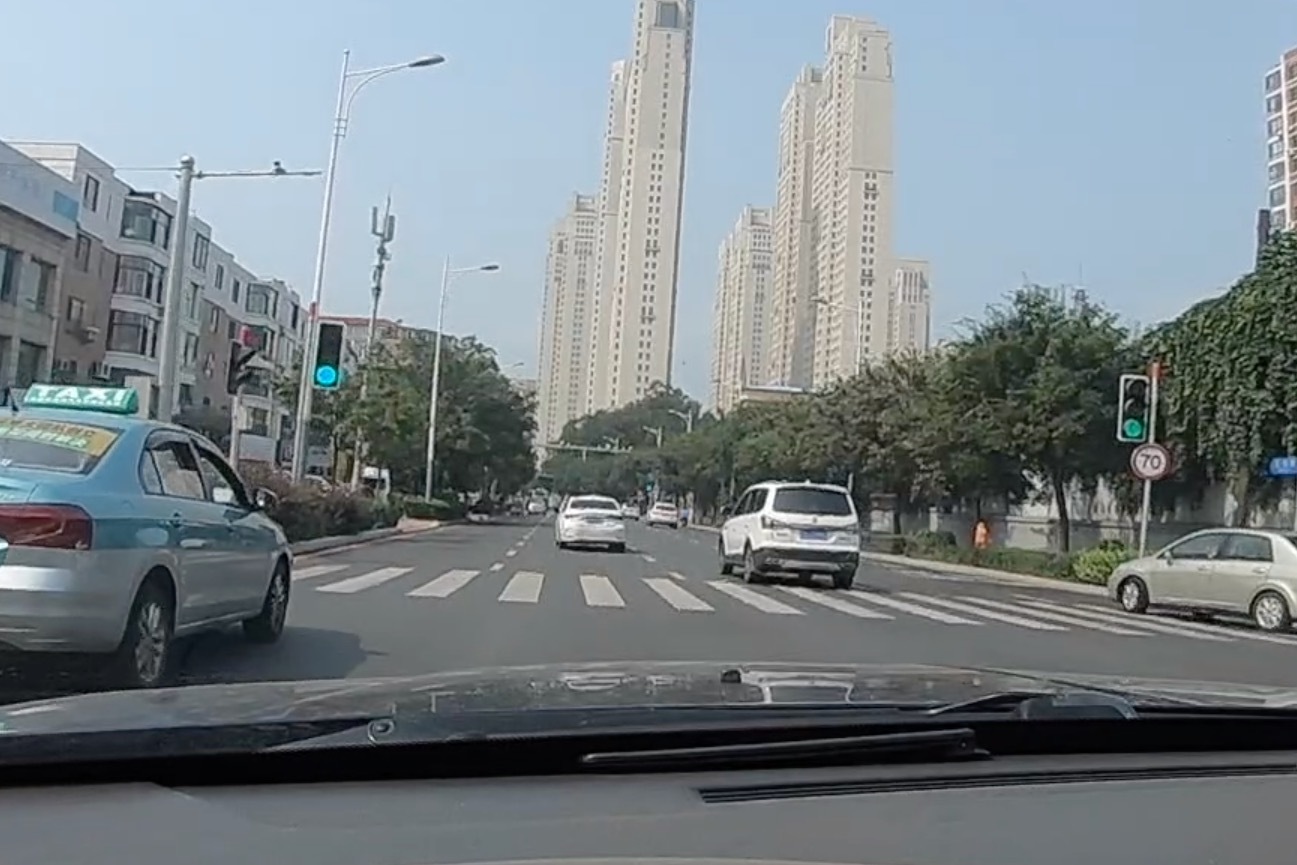 大连市区五四路平行高尔基路但是行车更舒适两侧景致更美丽