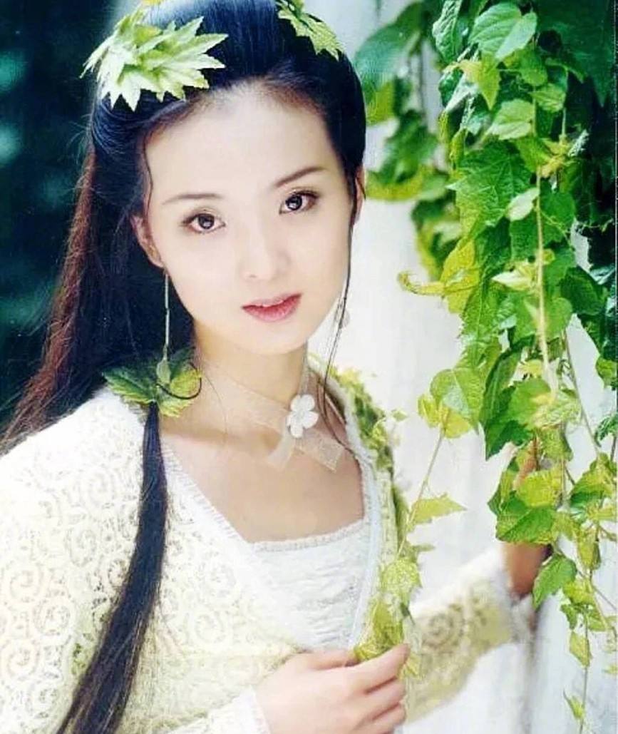 武林外史之白飞飞剧照几片枫叶装点出如仙子般的美人儿