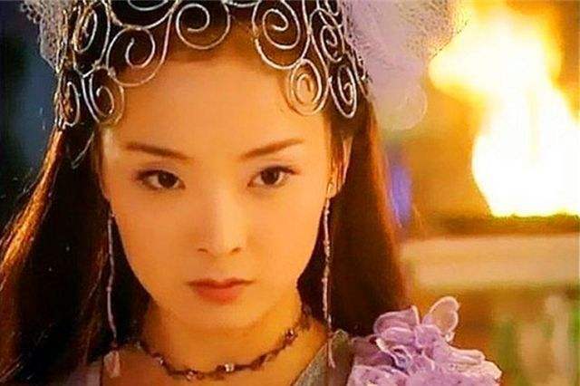 武林外史之白飞飞剧照几片枫叶装点出如仙子般的美人儿