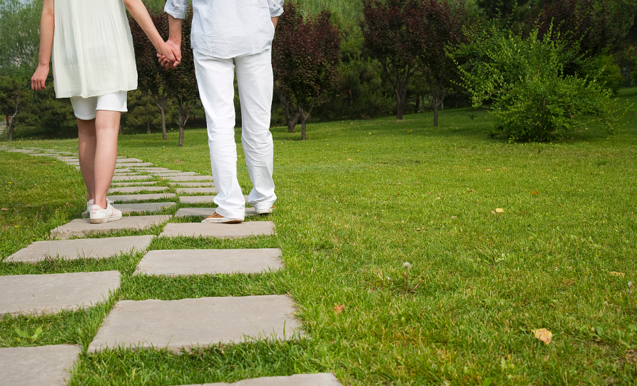 散步也是一门学问,正确的散步方法,能提高心肺功能还可助燃减肥__凤凰