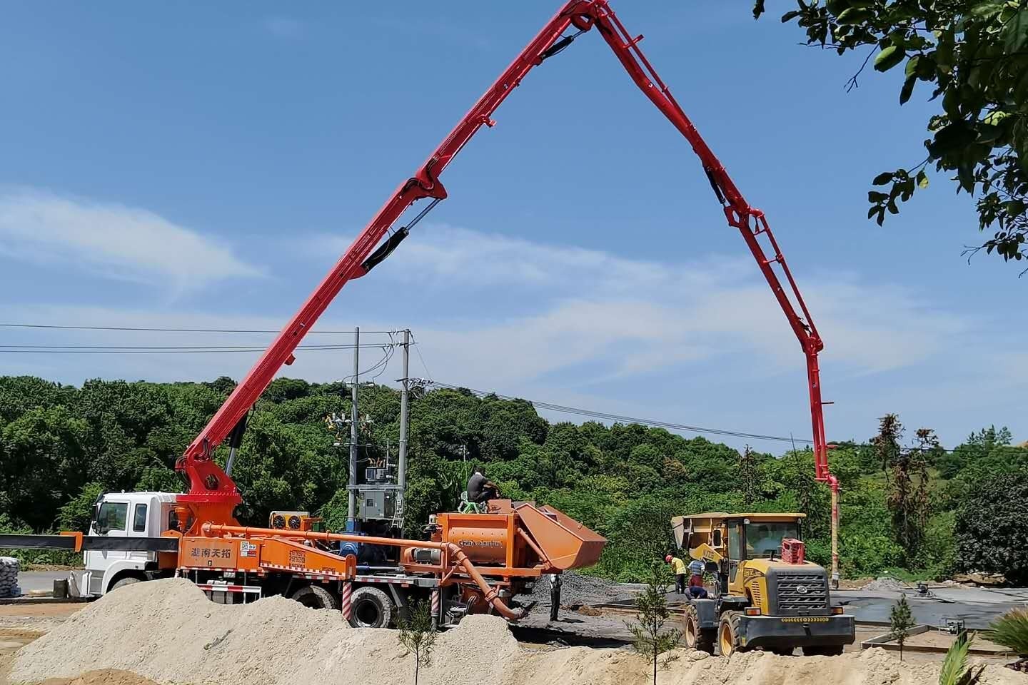 搅拌机一体泵车、小型水泥搅拌天泵