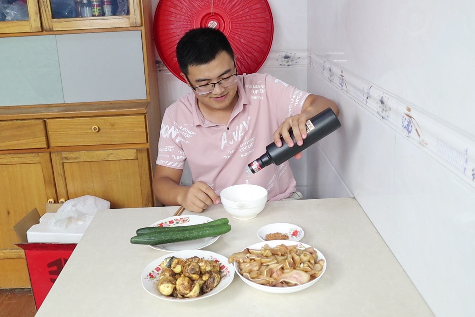 16个毛鸡蛋，两个猪耳朵，小伙趁媳妇不在家，怒喝一斤白酒过瘾