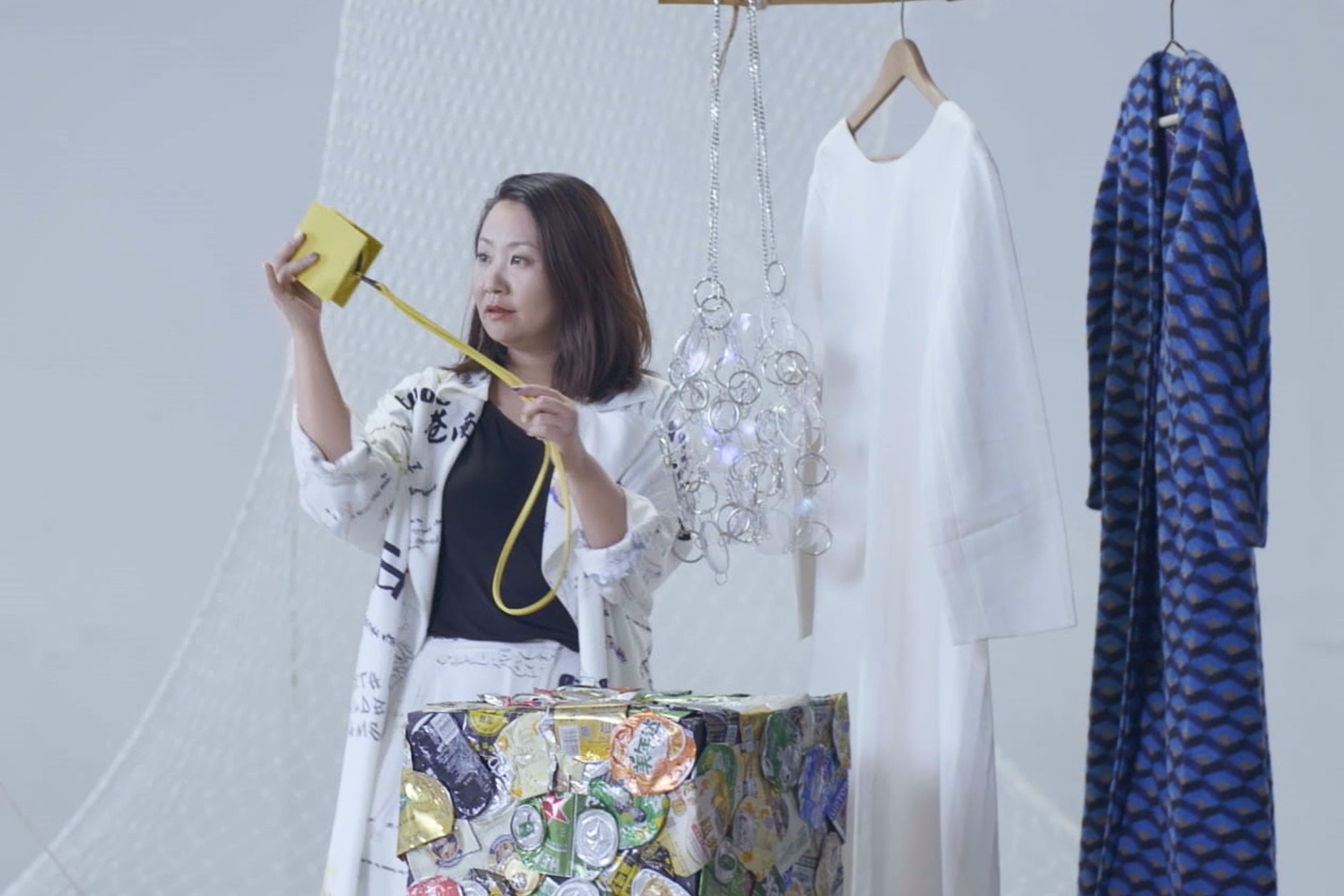 用废弃塑料做衣服，她被誉为“中国可持续时尚”第一人