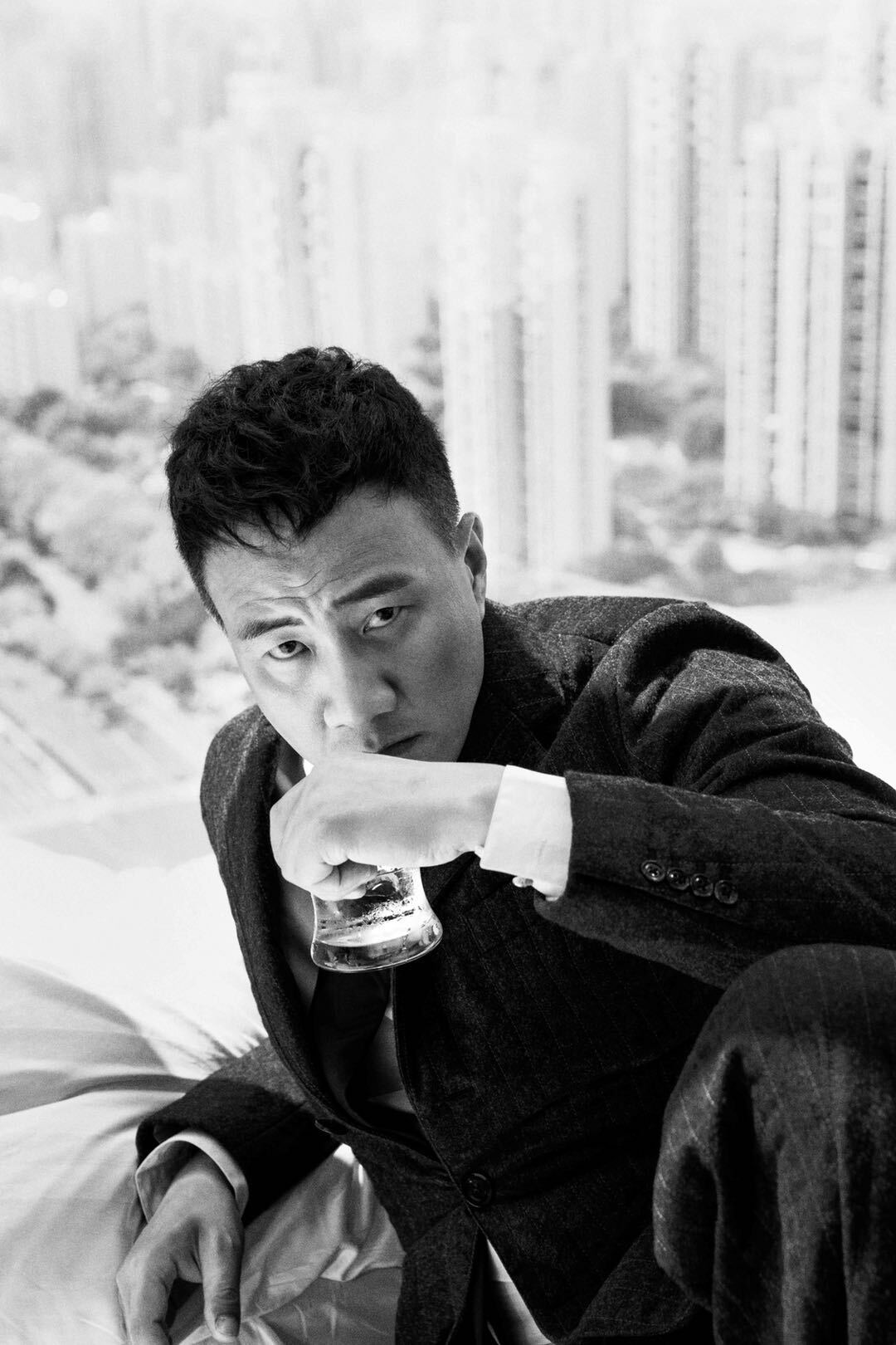 胡军时尚大片曝光 黑白映画碰撞多重魅力__凤凰网