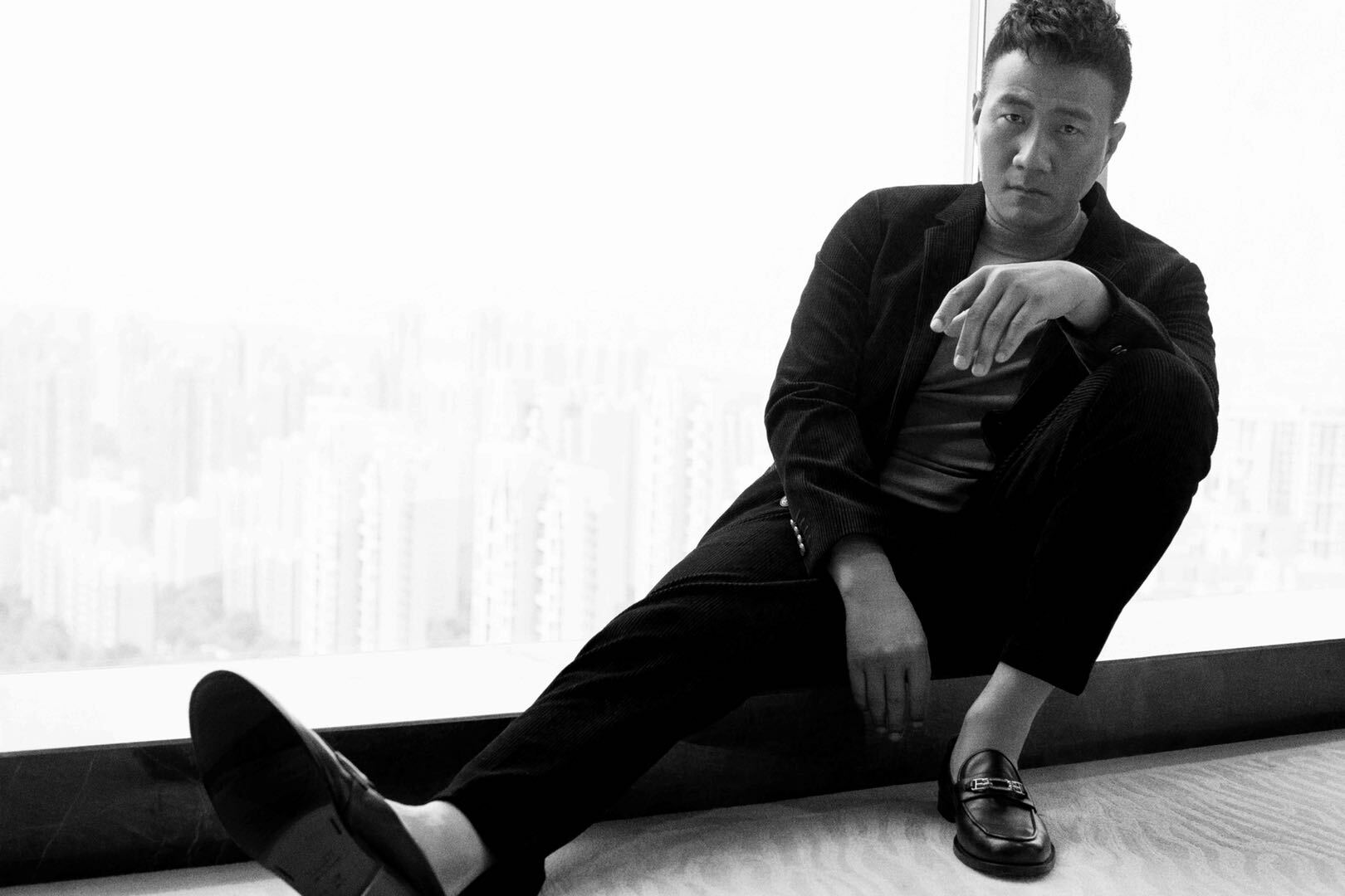 胡军时尚大片曝光 黑白映画碰撞多重魅力__凤凰网