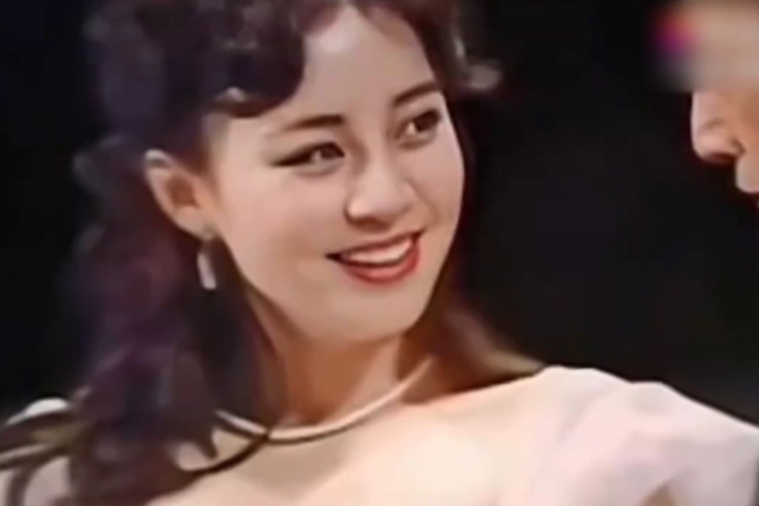 太好看了吧！宋丹丹旧照曝光，上演真人版迪士尼在逃公主