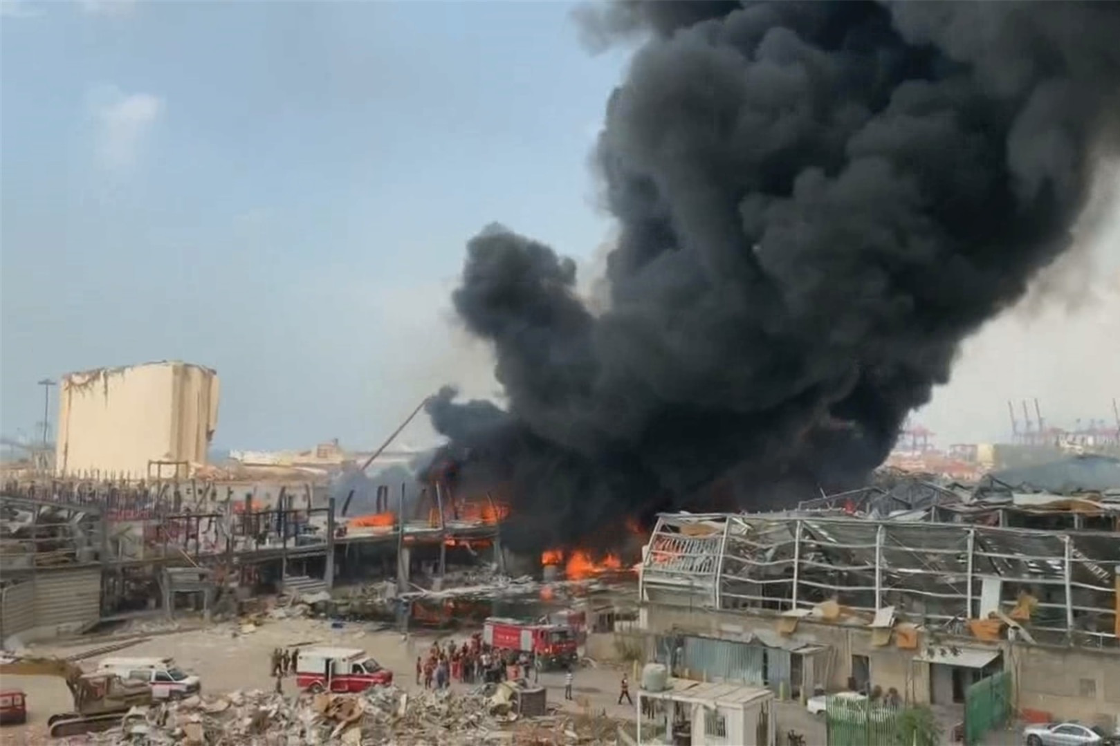 黎巴嫩大爆炸一个月后贝鲁特港口再燃大火！人群逃生现场画面曝光