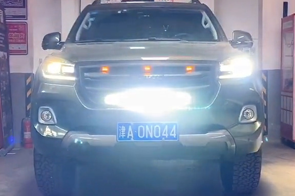 改装家车前灯的 哈弗h9，相信在越野地区的夜里会很帅