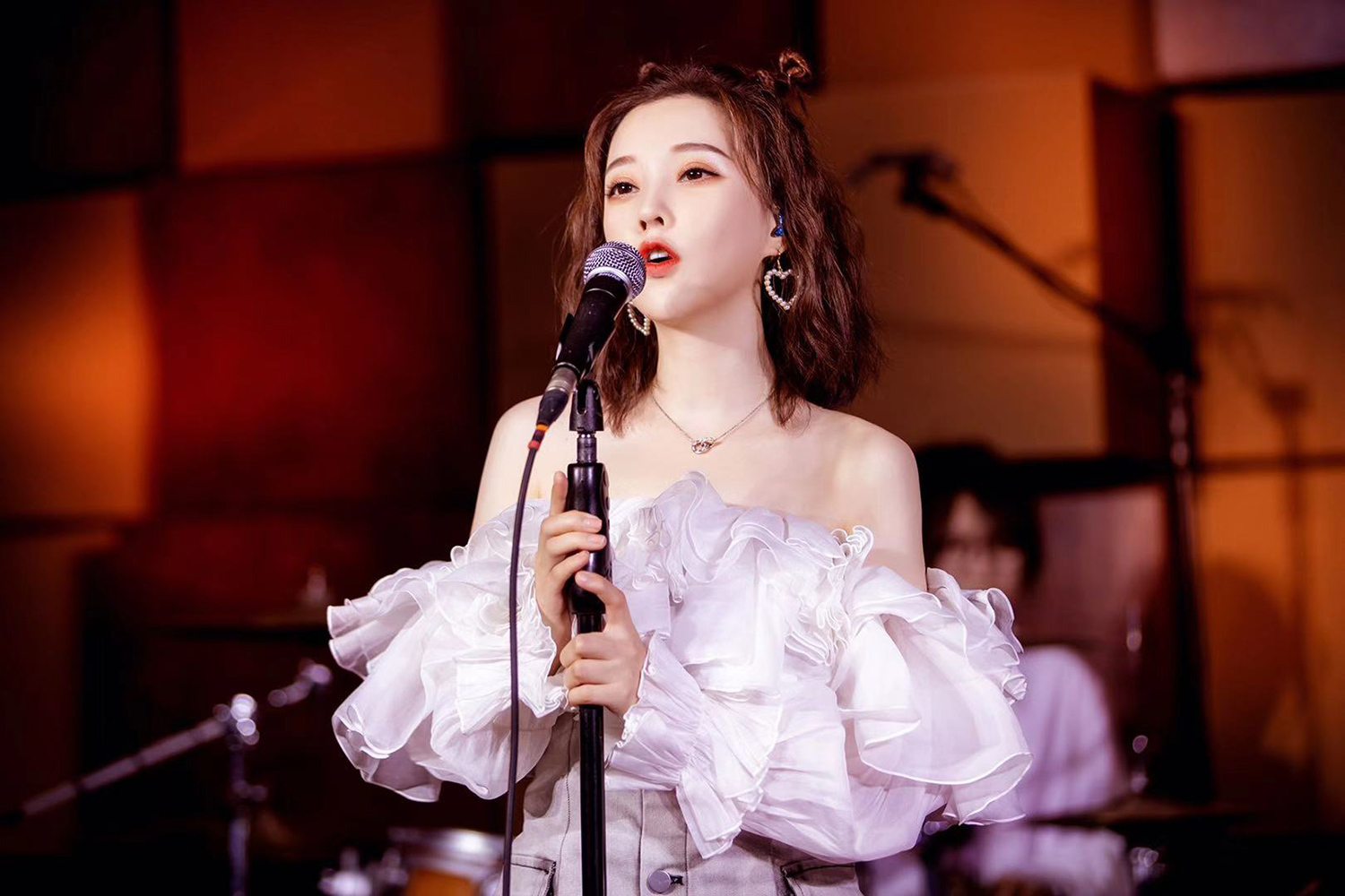 此外,冯提莫还在直播中挑战演唱多种风格的《佛系少