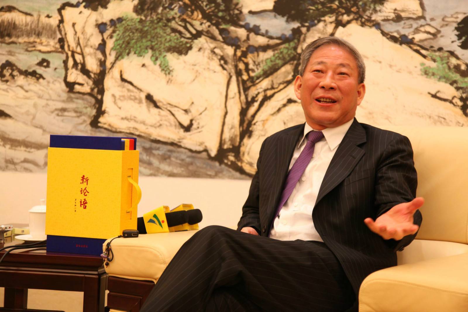 娶了自己的学生,因超生"被迫"下海经商,如今身价千亿