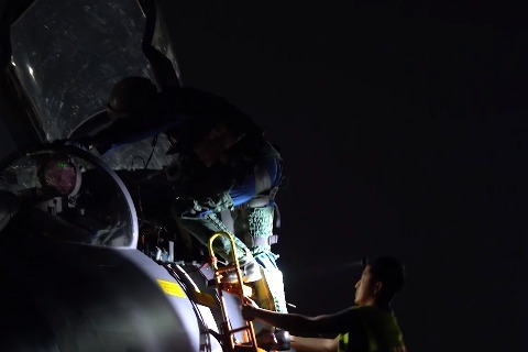 东部战区空军航空兵某旅组织夜间海上对抗训练