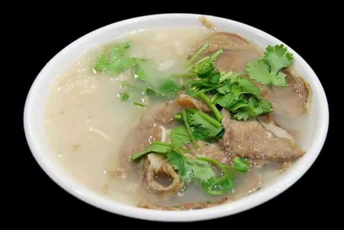 要说滕州的美食,羊肉汤稳坐第一把交椅,外地人来到滕州接待贵宾最高