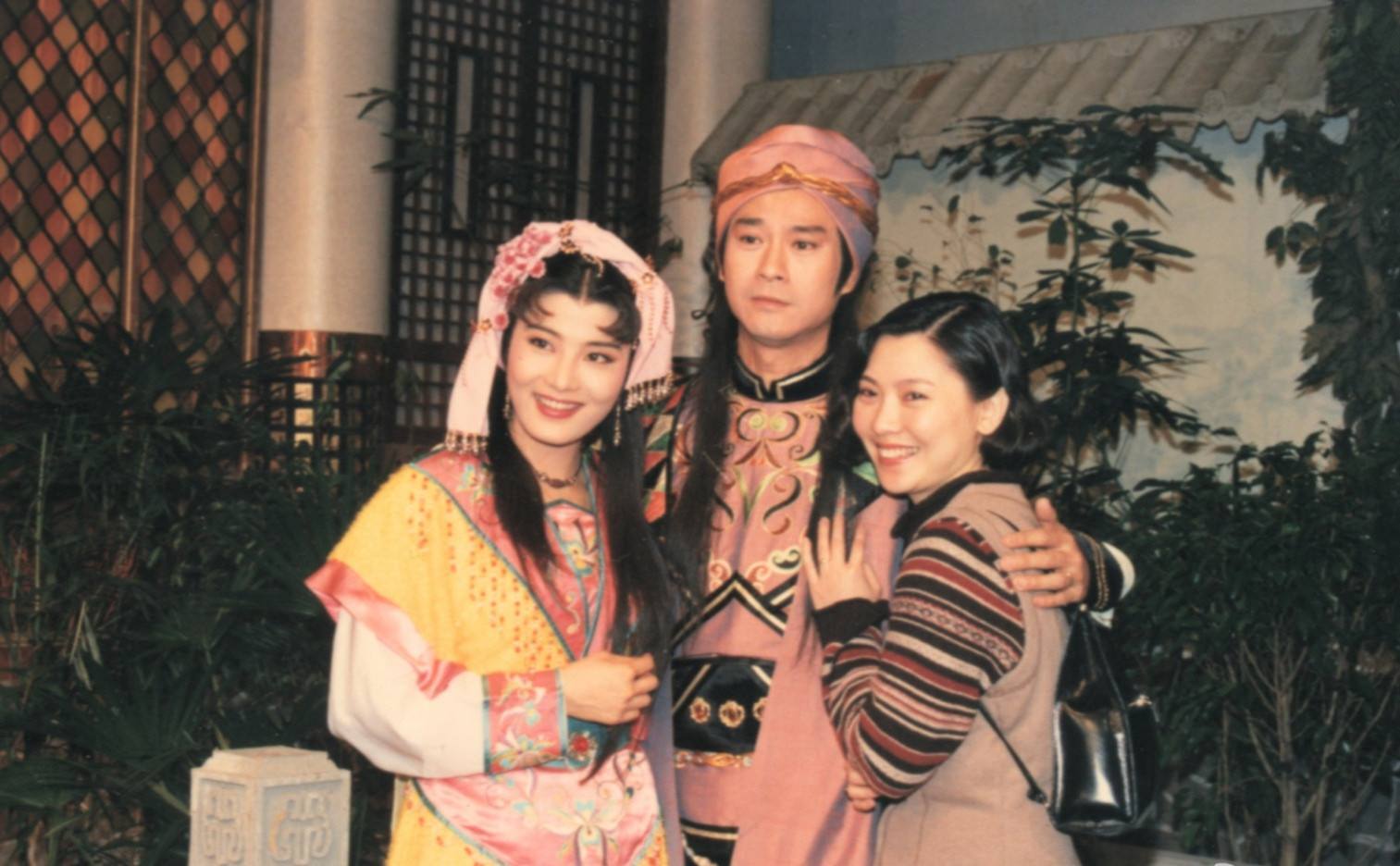 香帅传奇剧照郑少秋四十多岁演绎楚留香依旧潇洒